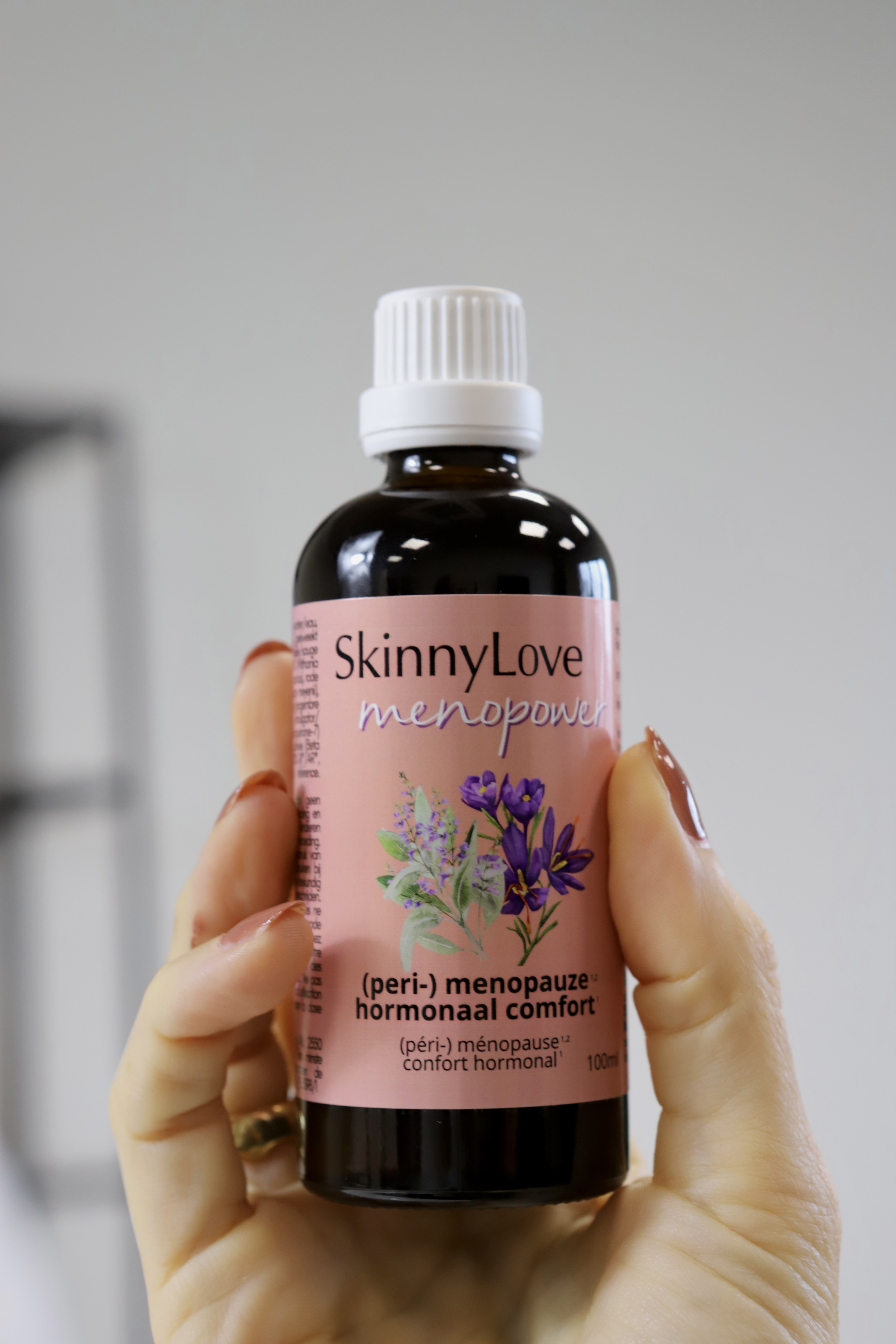 Menopower druppels in de hand